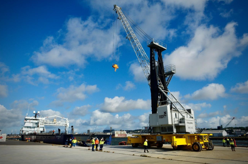 La nouvelle grue portuaire est arrivée sur la pointe de Floride
